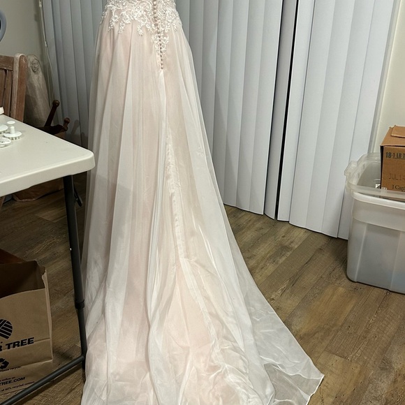 Elegant White Lace Wedding Dress - Picture 7 of 14